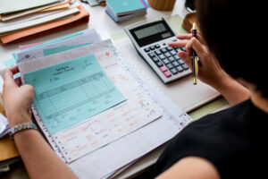 Imagem sobre os tipos de regime tributário, mostrando uma mulher jovem analisando os dados de sua empresa.