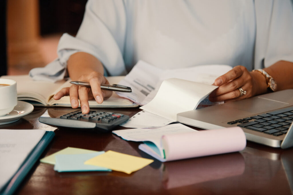 Profissional de contabilidade prestando o serviço de gestão de custos para um cliente.