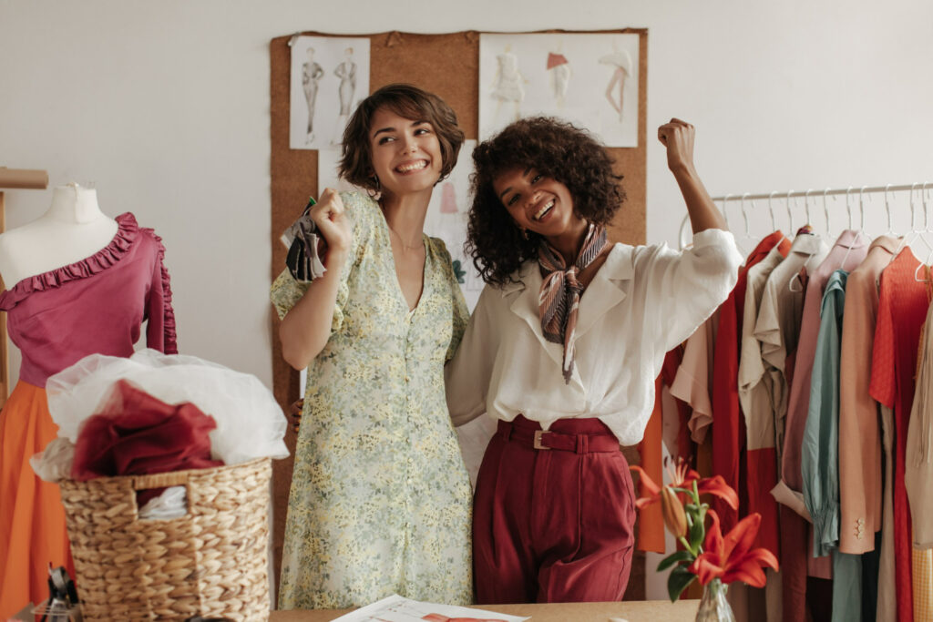 Imagem mostrando duas mulheres empreendedoras felizes ao terem prientação sobre como empreender com segurança.