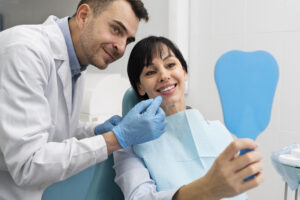 Imagem ilustrativa sobre contabilidade para dentistas mostrando um dentista ao lado de uma paciente satisfeita com seu tratamento.