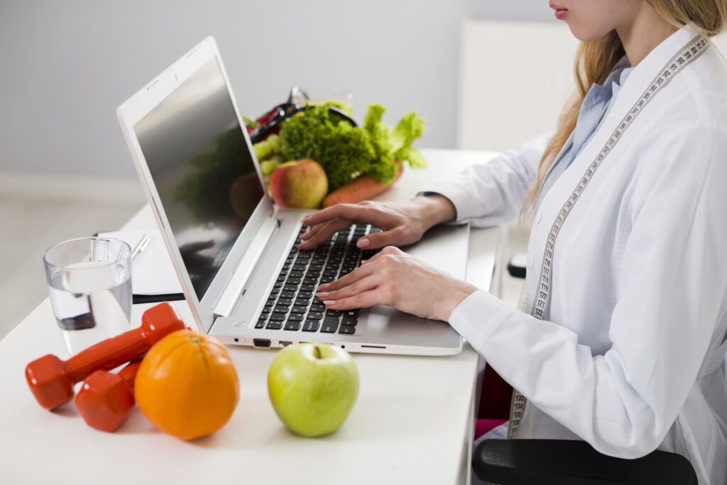 Imagem ilustrativa sobre contabilidade para nutricionistas mostrando uma profisisonal da nutrição cuidando de assuntos contábeis de sua clínica no notebook.