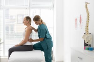 Imagem ilustrativa sobre contabilidade para fisioterapeutas mostrando uma profissional de fisioterapia fazendo o atendimento de sua paciente.