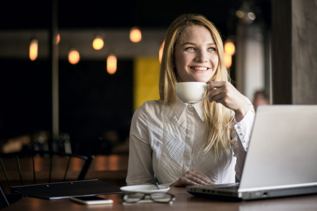 Imagem ilustrativa mostrando uma empreendedora sorrindo ao pesquisar como funciona a abertura de uma Empresa de Pequeno Porte.