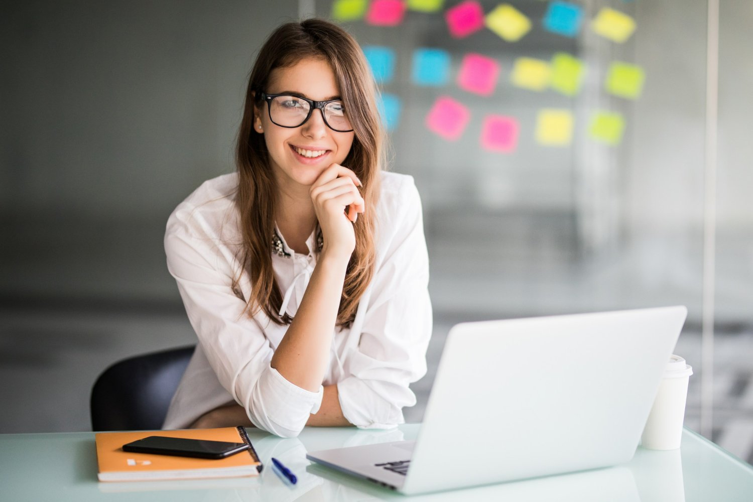 Empreendedora sorrindo ao entender por que escolher a Valian é a melhor opção para seu negócio.