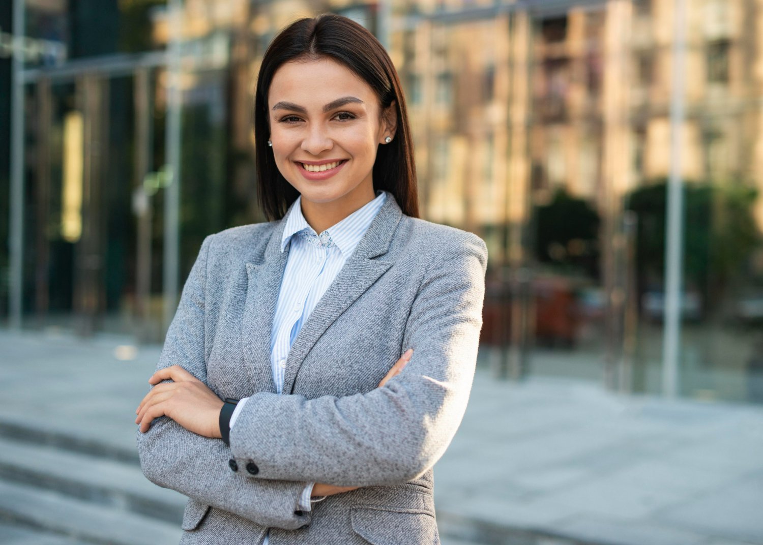 Imagem mostrando uma jovem advogada sorridente após abrir seu escritório de advocacia com ajuda de contadores especializados.