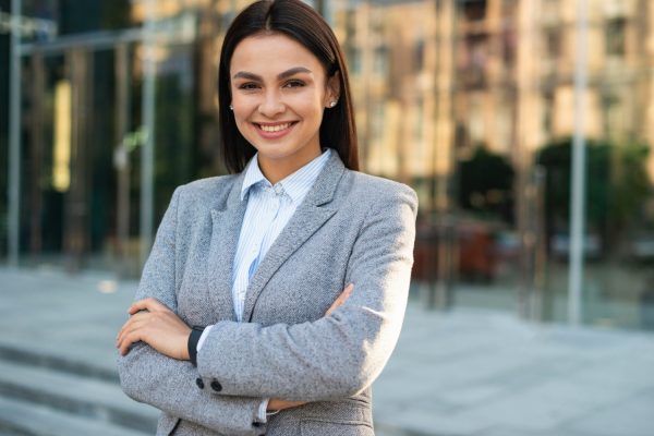 Imagem mostrando uma jovem advogada sorridente após abrir seu escritório de advocacia com ajuda de contadores especializados.