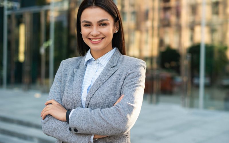 Imagem mostrando uma jovem advogada sorridente após abrir seu escritório de advocacia com ajuda de contadores especializados.