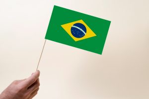 Imagem ilustrativa sobre o Simples Nacional 2024 mostrando uma pequena bandeira do Brasil sobre um fundo claro.