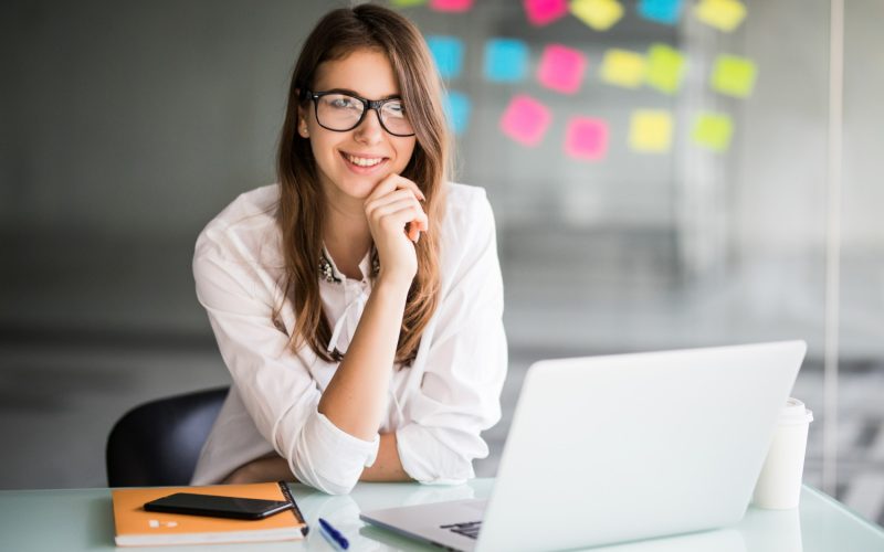 Empreendedora sorrindo ao entender por que escolher a Valian é a melhor opção para seu negócio.