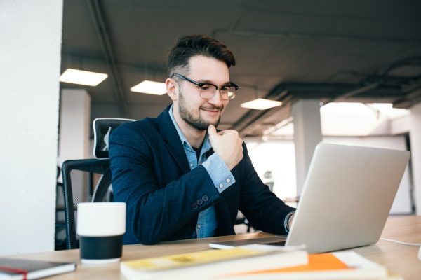 Imagem mostrando um empreendedor buscando saber como funciona a abertura de uma Empresa de Pequeno Porte.