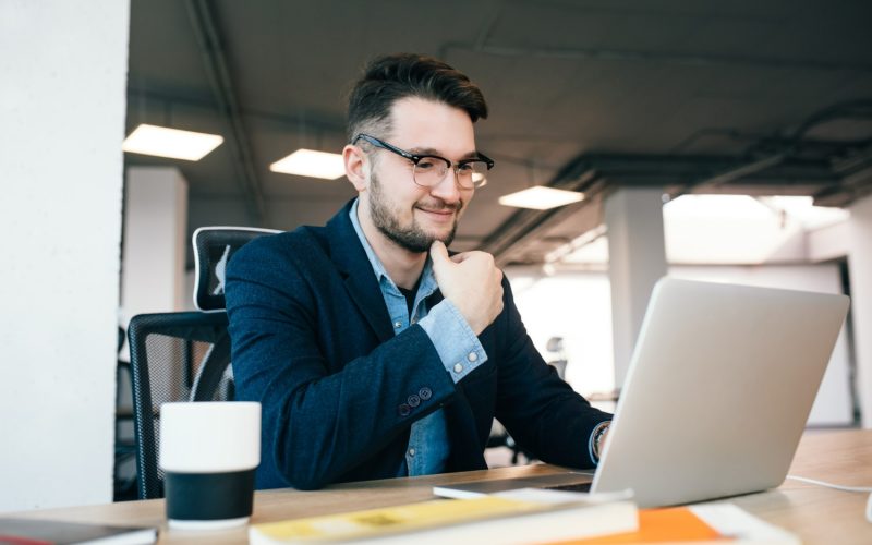 Imagem mostrando um empreendedor buscando saber como funciona a abertura de uma Empresa de Pequeno Porte.