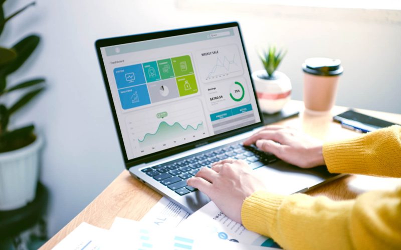 Imagem mostrando uma profissional contábil fazendo a contabilidade digital de um de seus clientes, utilizando softwares de contabilidade para essa tarefa.