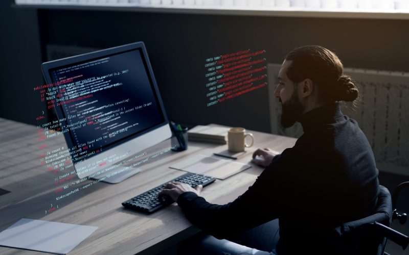 Homem pesquisando sobre abertura de empresa para desenvolvedor de software.