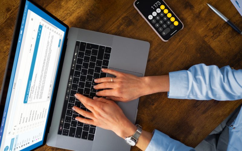 Imagem ilustrativa sobre contabilidade para e-commerce mostrando uma dona de e-commerce fazendo cálculos sobre suas finanças.